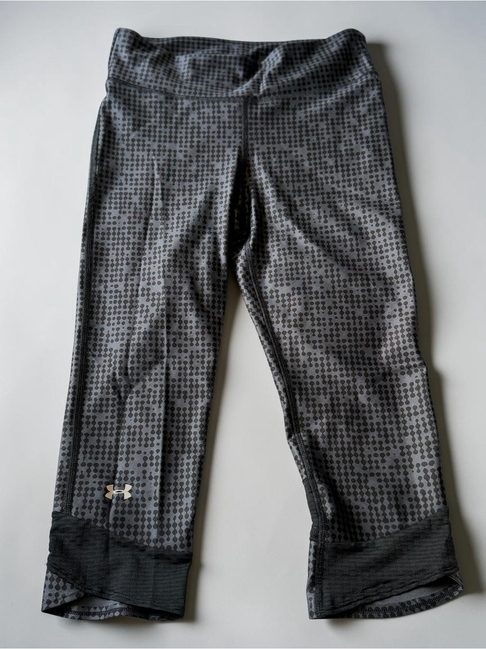 Under Armour Cropped Leggings Women’s XS/S Gray Geo Print Compression Capri Pant